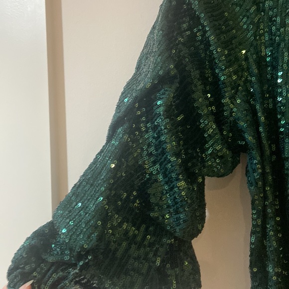 CeCe green sequined lady’s top. - Picture 2 of 3